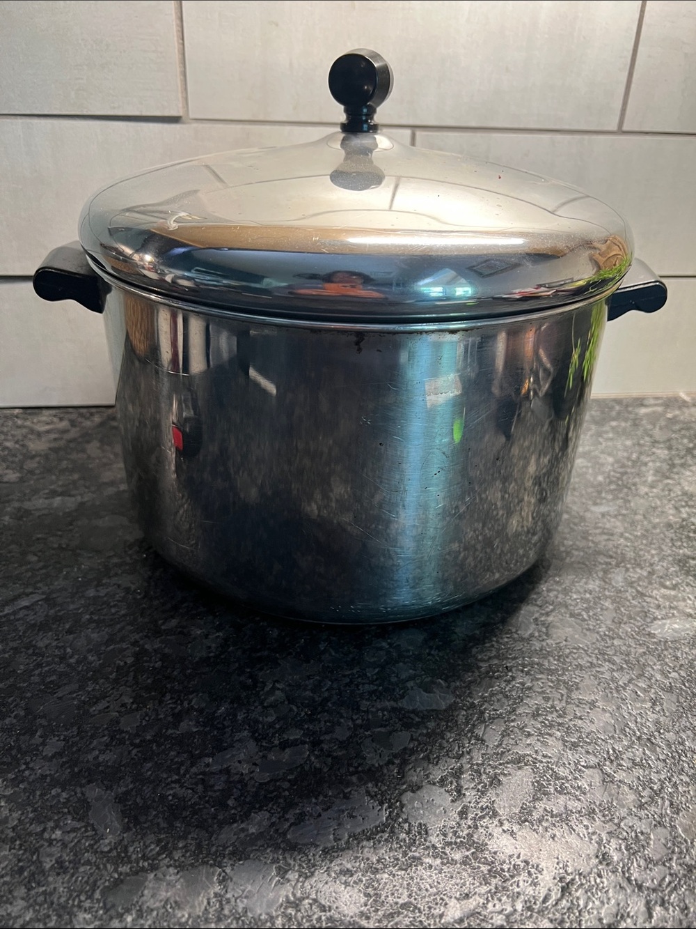 Vintage 8 quart Farberware stock pot with lid. Like new condition. Still shiny